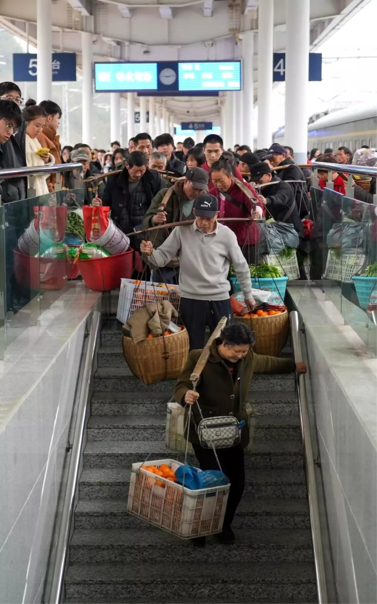 Albüm: Çin'de 20 Yıllık Tren Hattı Dağ Köylerine Geçim Kapısı Oldu