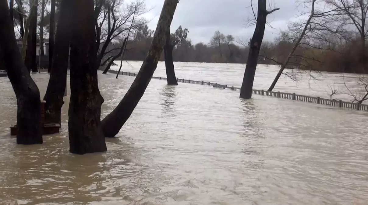 Antalya'yı sağanak vurdu; 7 ilçede okullar tatil edildi
