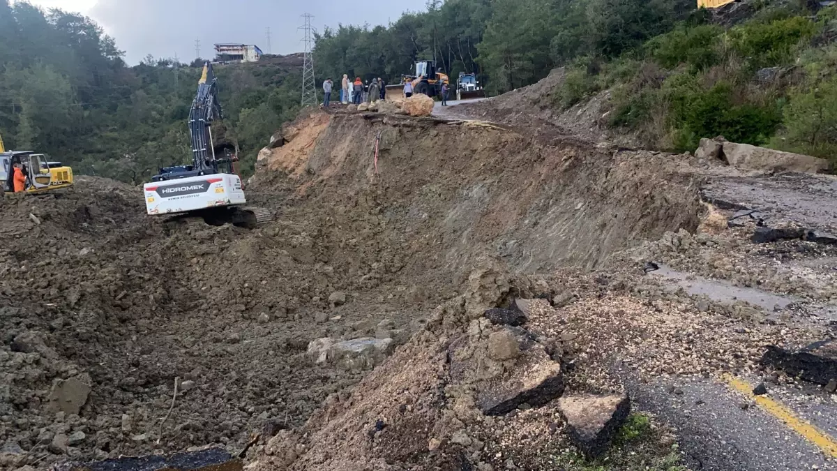 Antalya'yı sağanak vurdu; 7 ilçede okullar tatil edildi