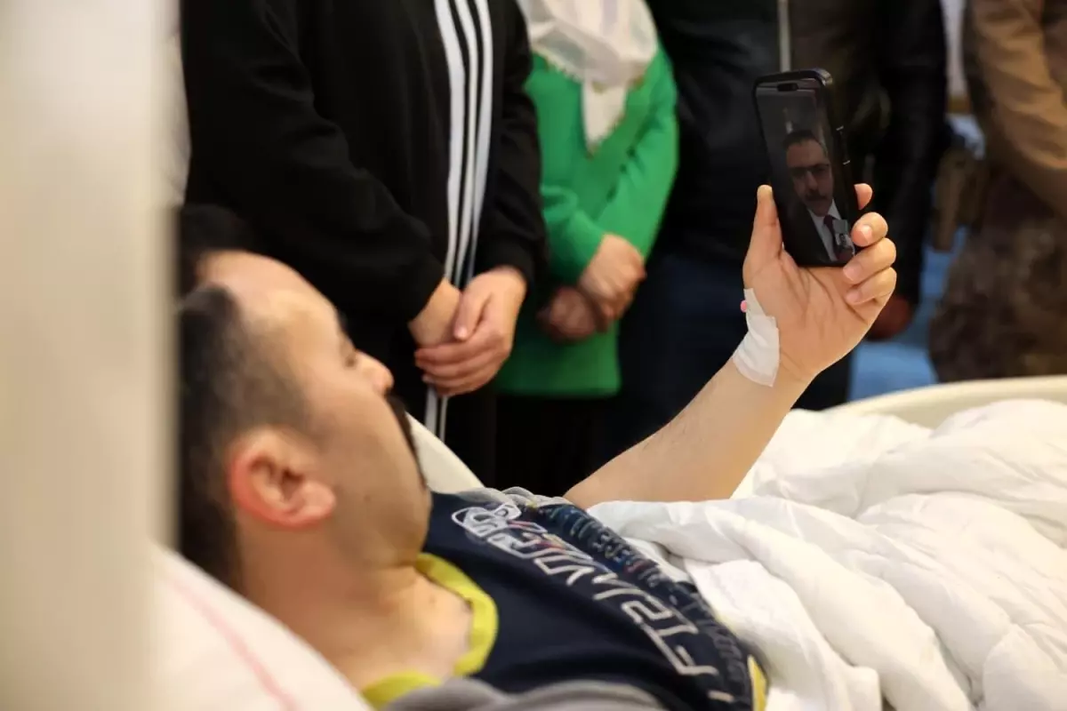 Bakan Çiftçi, operasyonda yaralanan özel harekat polisiyle görüntülü konuştu