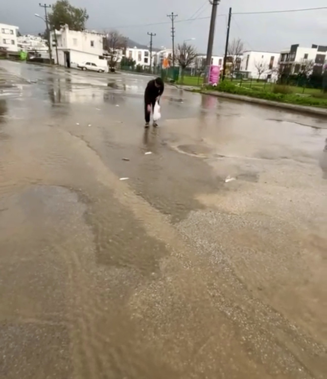 bodrum da saganak baskini golet tasti asfalta 19564892 9358 m