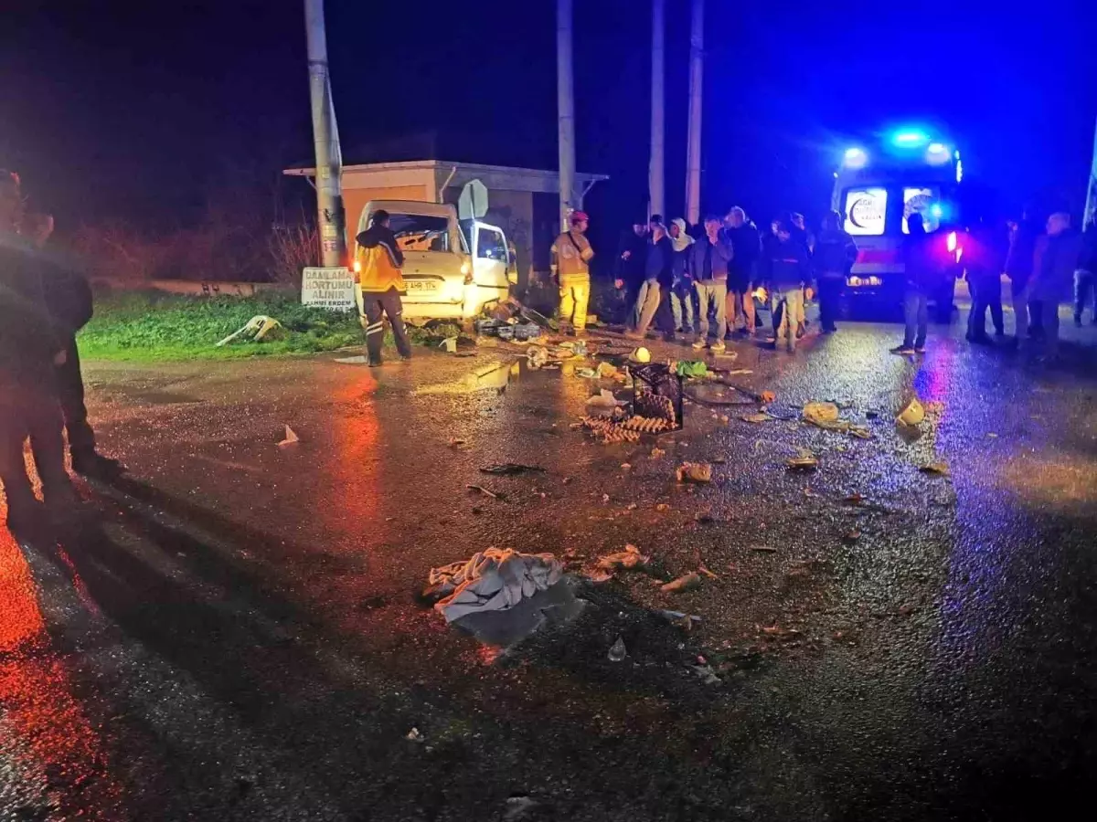 Bursa'da kamyonet ile otomobil çarpıştı: 2 yaralı