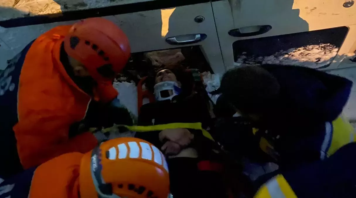 KARS'ta Araç Şarampole Yuvarlandı: 2 Yaralı