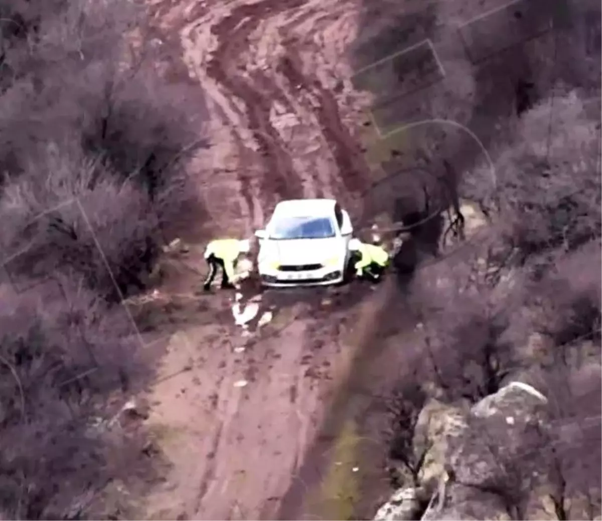 Çamura saplanan sürücünün imdadına polisler yetişti