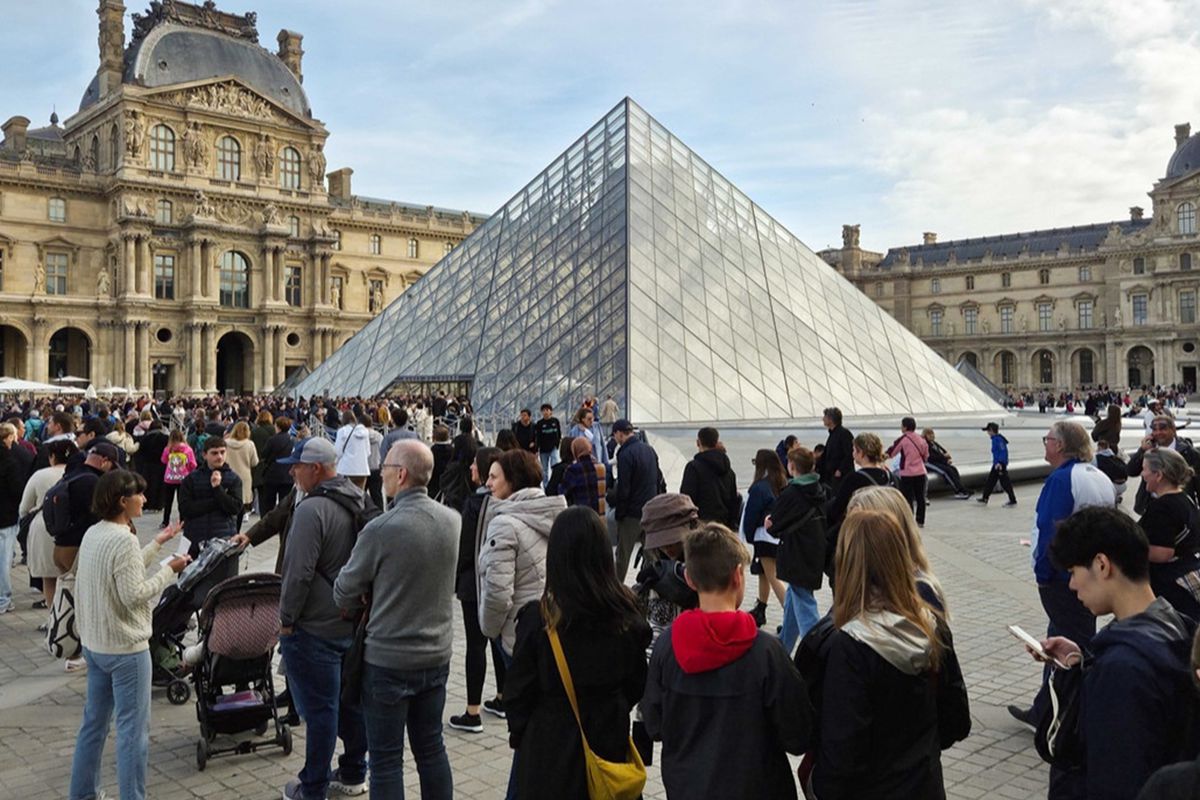 Fransa'daki Louvre Müzesi'nde 'bilet dolandırıcılığı' şebekesi çökertildi