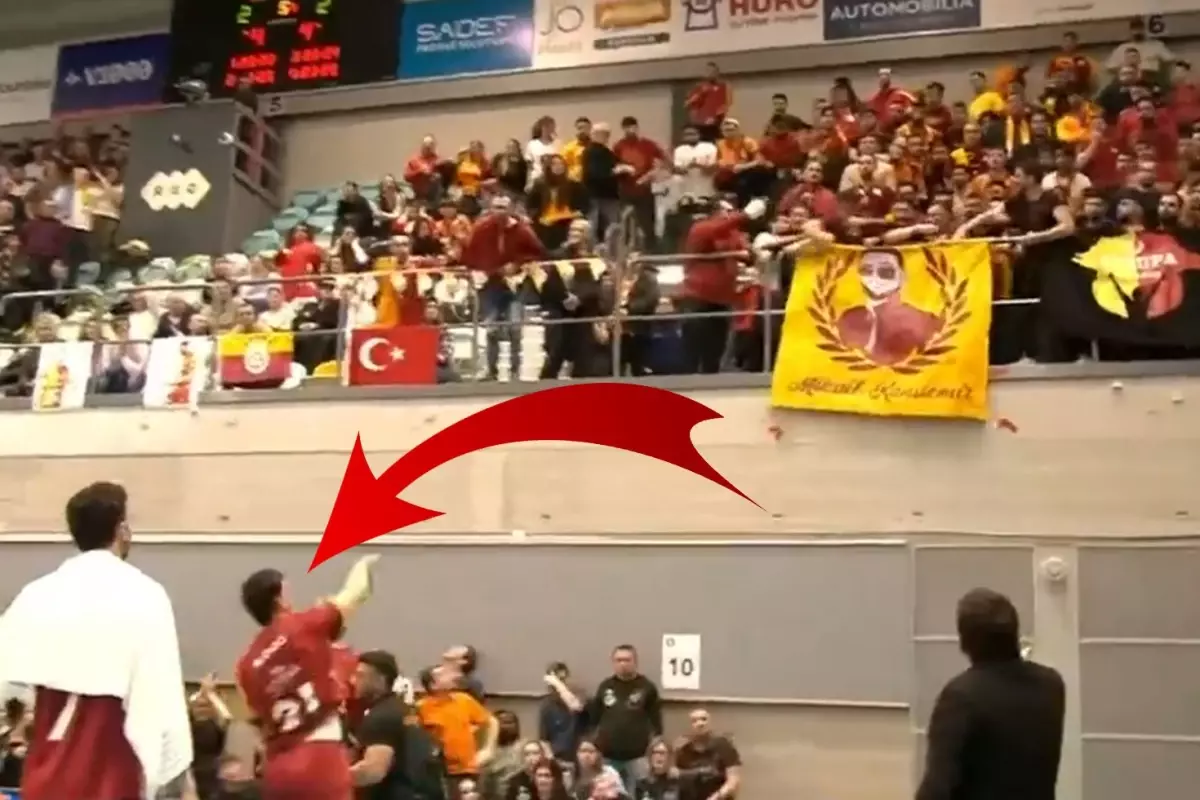 Galatasaray'ın yıldızı kendi taraftarına şişe fırlattı