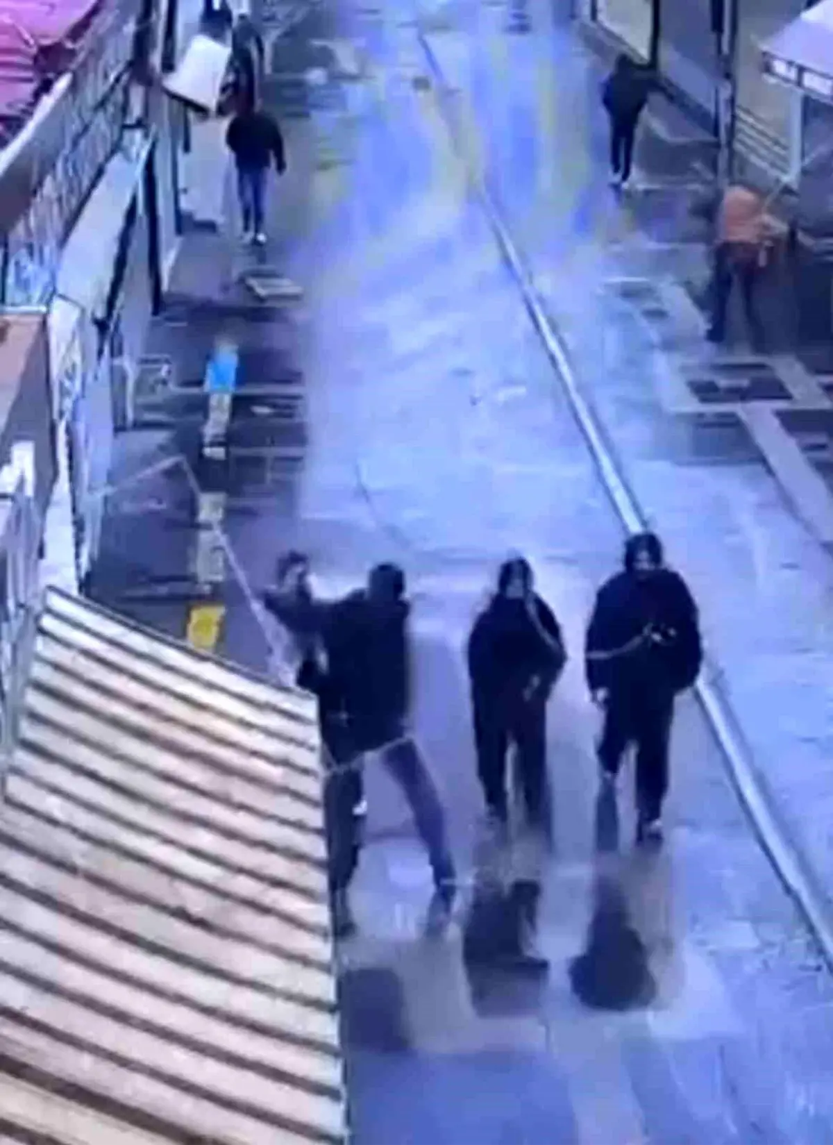 Iğdır'da kız çocuğunun bıçaklı saldırıya uğradığı anlar kamerada