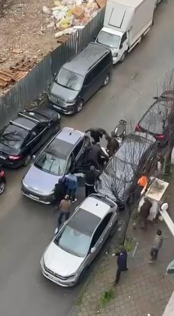 He shot the driver he argued with over a parking space in Istanbul-Beşiktaş; his relatives beat the assailant