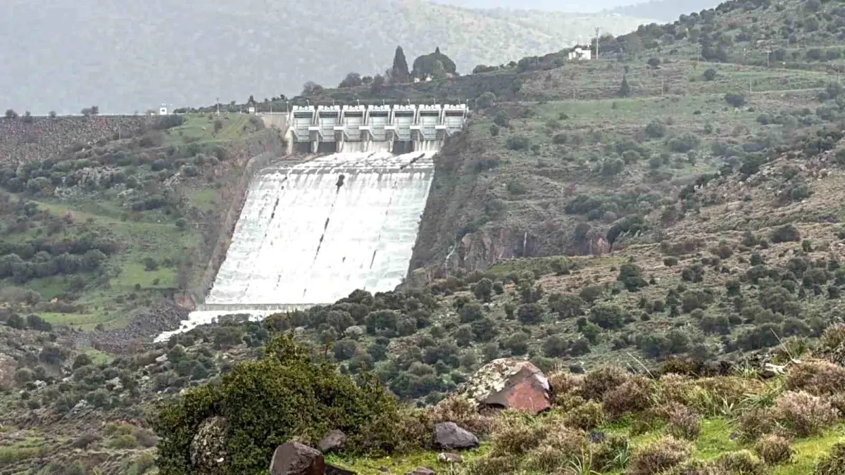 İzmir'de aşırı yağışlar sonrası barajlardan kontrollü su bırakılıyor