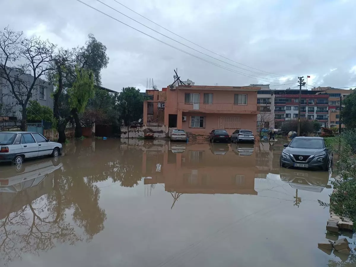 İzmir'de sağanak; yollar su doldu, esnaf mağdur oldu
