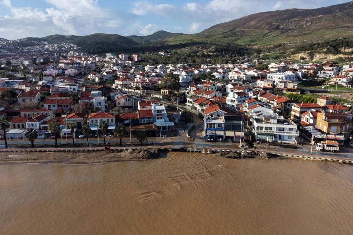 İzmir Foça'da sağanak; dereler taştı, denizin rengi değişti