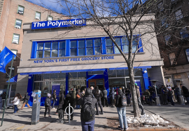 The first free market in the city opened! They filled their bags without paying a single cent