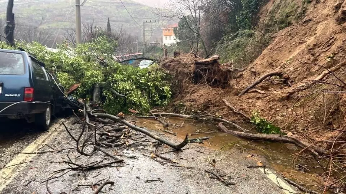 Ödemiş'te heyelan: Göçük altında kalan araç hurdaya döndü