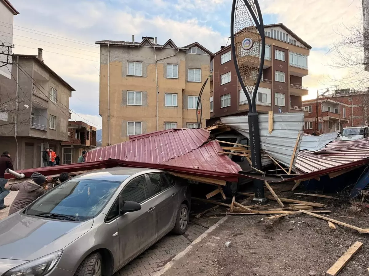 Ordu'nun yüksek kesimlerinde fırtına; 11 evin çatısı uçtu