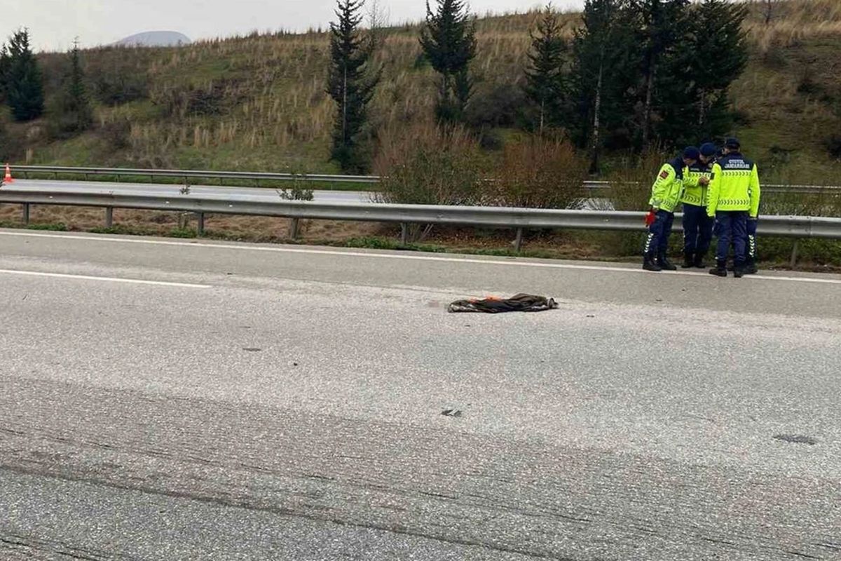 Osmaniye'de otoyolda temizlik yaparken otomobilin çarptığı 4 işçiden biri öldü