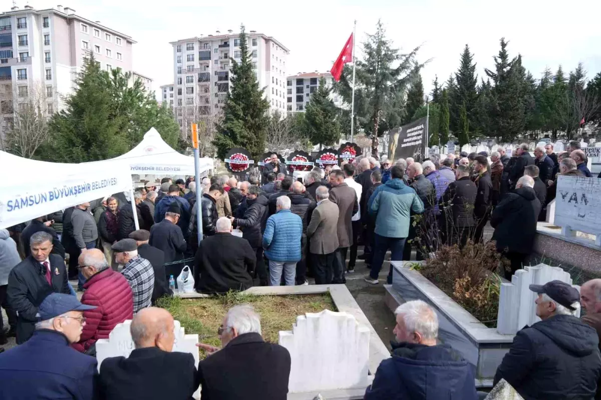 Ozan Arif, 7. ölüm yıl dönümünde mezarı başında anıldı