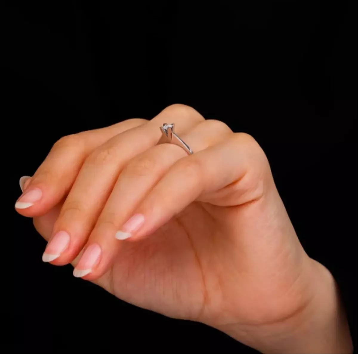 Pırlanta Tektaş Yüzük: Sonsuz Aşkın Ve Zarafetin Sembolü