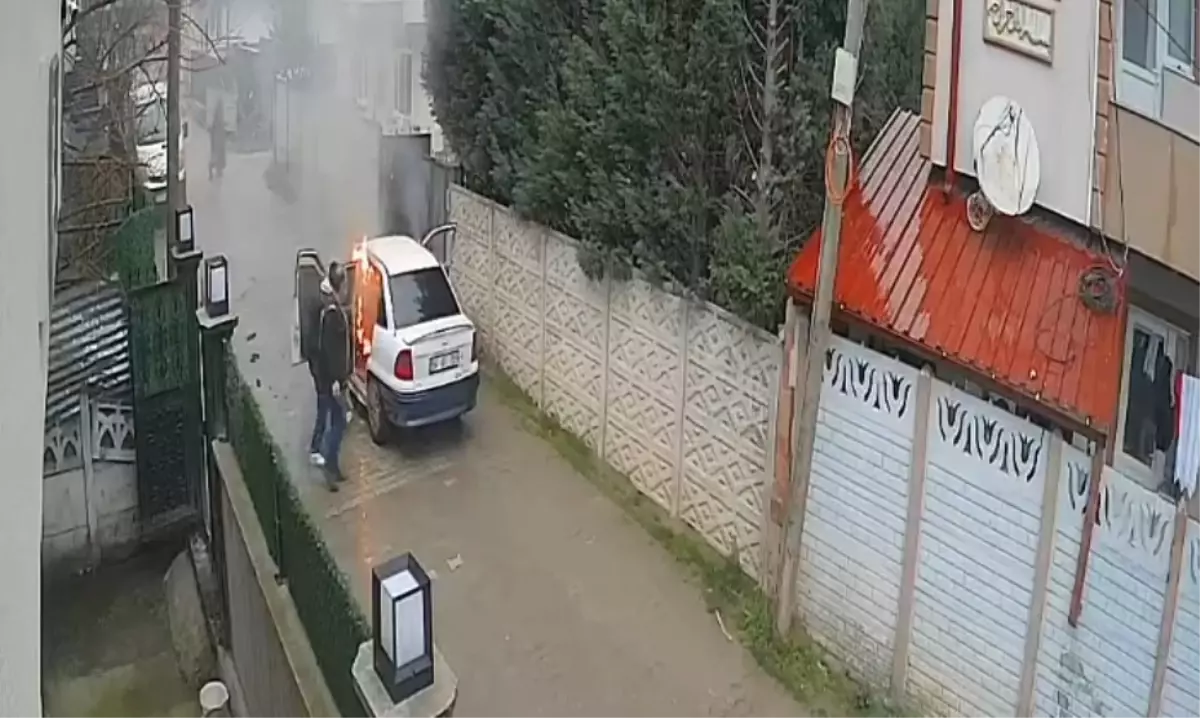 Sakarya'da park halindeki otomobil alev alev yandı