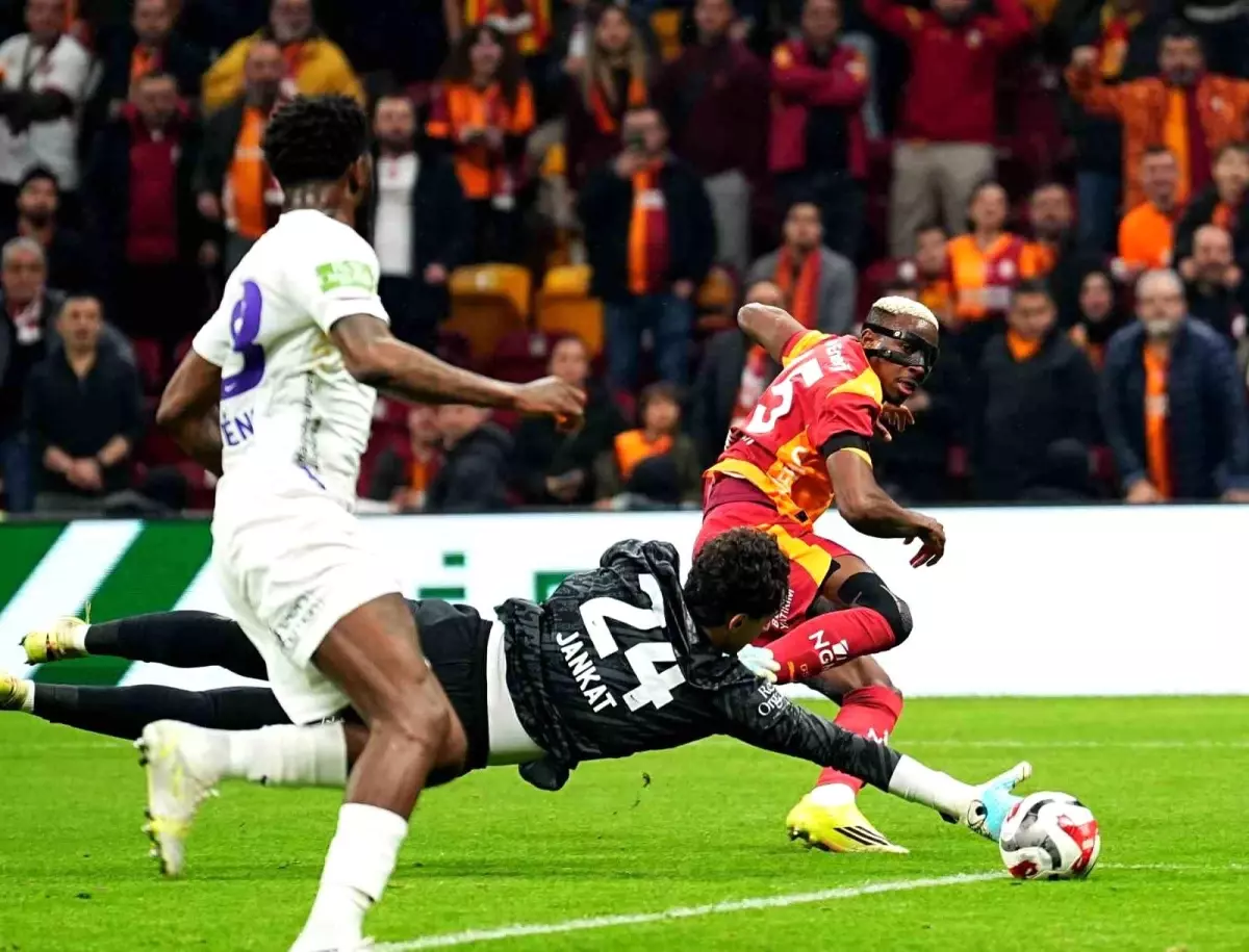 Trendyol Süper Lig: Galatasaray: 2 Eyüpspor: 0 (İlk yarı)