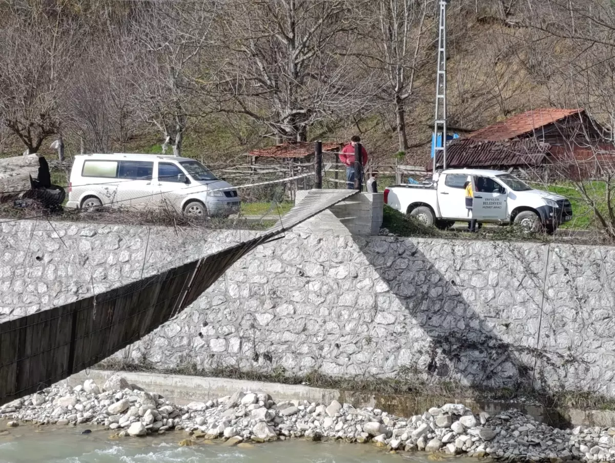 Üzerinde bulundukları asma köprü, kuvvetli rüzgar nedeniyle ters döndü: 2 yaralı