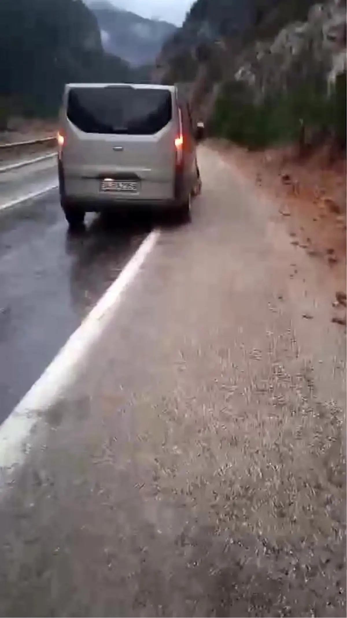 Yine aynı yer: 4 öğretmene mezar olan Tırtat mevkiinde kayalar düşmeye devam ediyor