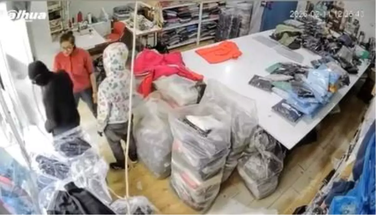 Zorla para isteyen yüzü maskeli şahısları tokatla kovdu