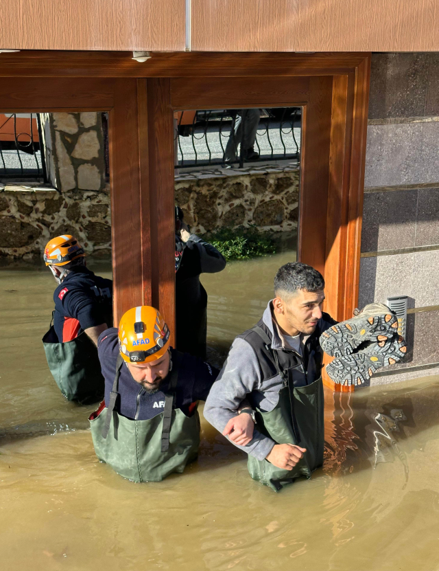 74 kilograms of rain in 24 hours! Water rose to chest level, citizens were rescued by boat