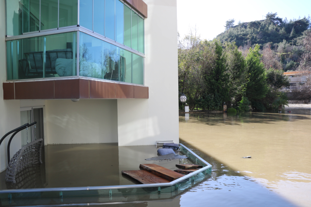 74 kilograms of rain in 24 hours! Water rose to chest level, citizens were rescued by boat