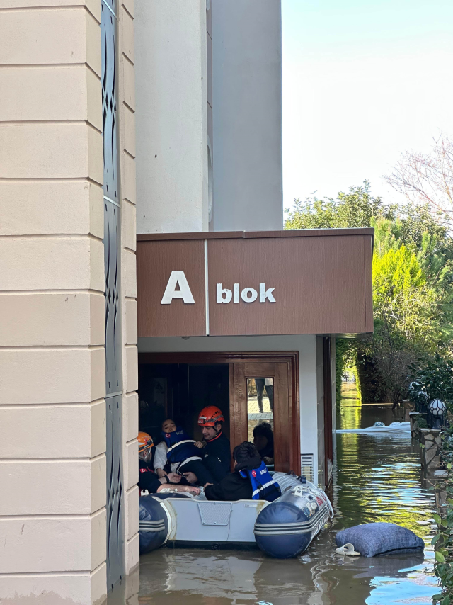 74 kilograms of rain in 24 hours! Water rose to chest level, citizens were rescued by boat