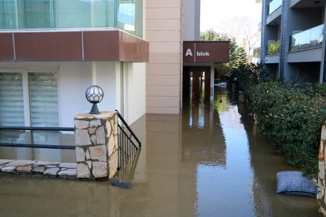 74 kilograms of rain in 24 hours! Water rose to chest level, citizens were rescued by boat