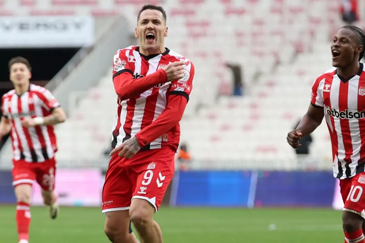 6 gollü nefes kesen düello! Sivasspor galibiyeti 90+6'da kaçırdı