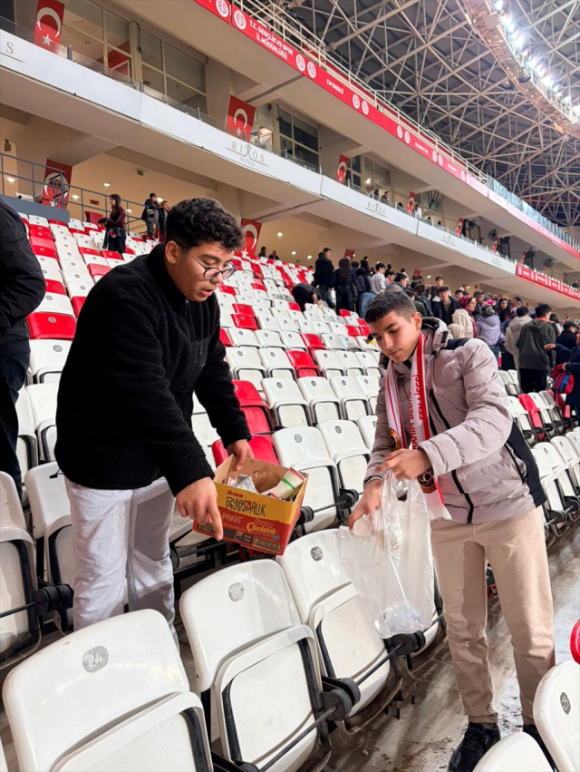 80 students in Antalya cleaned the stands after the Samsunspor match