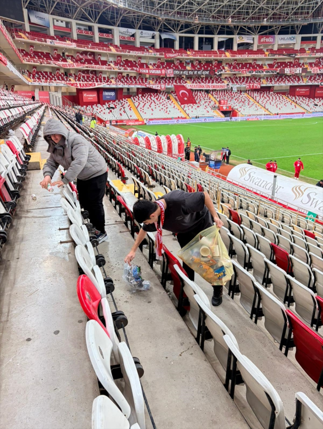 80 students in Antalya cleaned the stands after the Samsunspor match