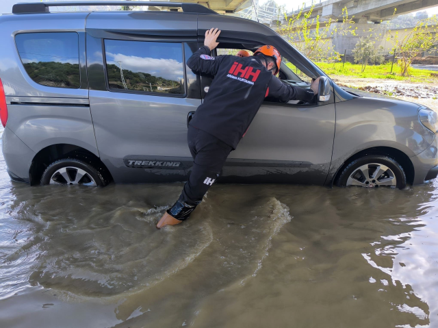Heavy rain in Antalya caused damage in 6 districts, trapped animals were rescued