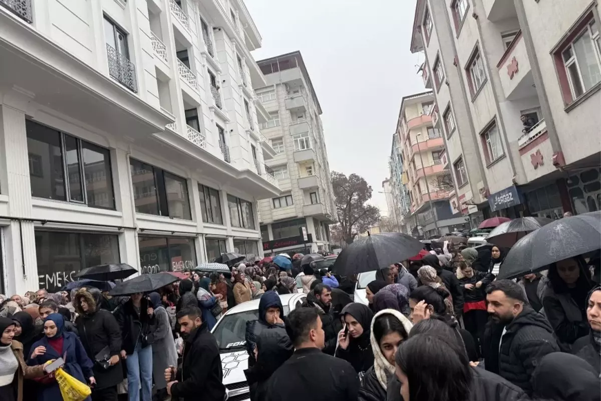 AVM açılışında büyük izdiham! Kent halkı akın etti, yol trafiğe kapandı, ekipler etten duvar ördü