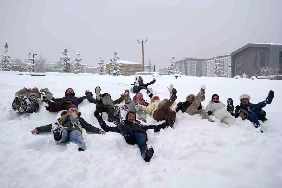 Belçikalı turistler Erzurum'da karda gönüllerince eğlendi