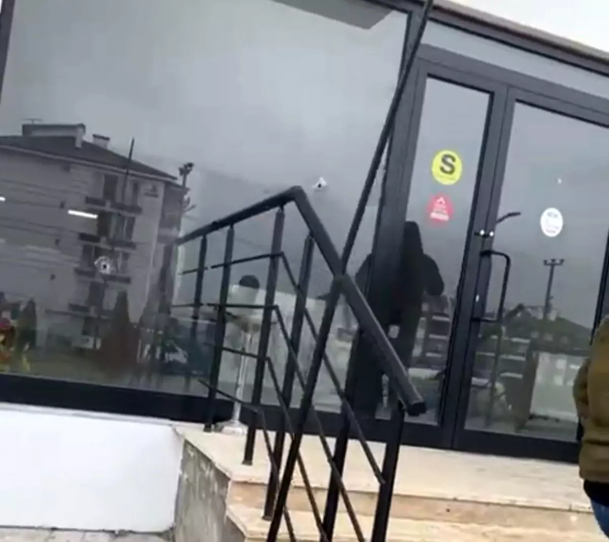 Bolu'da emlak ofisine silahlı saldırı: Lüks cip ve iş yeri kurşunların hedefi oldu