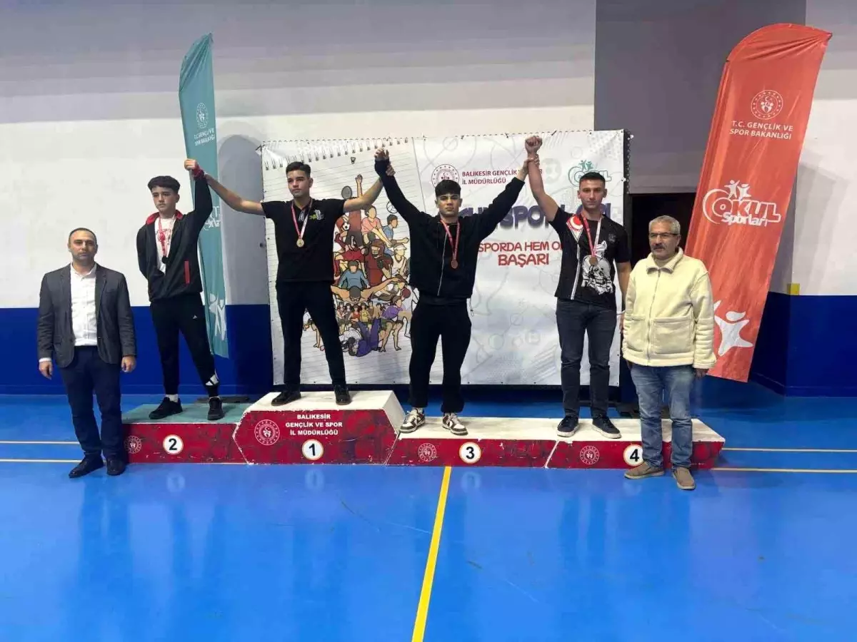 Burhaniyeli genç boksörler Balıkesir'de 8 ödül aldı