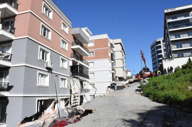 The collapsed retaining wall swallowed 7 vehicles