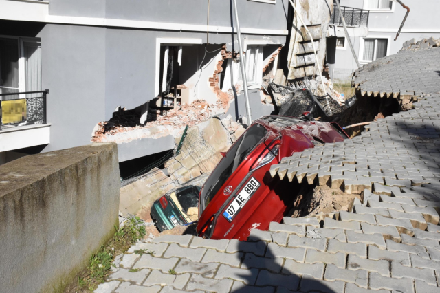 The collapsed retaining wall swallowed 7 vehicles