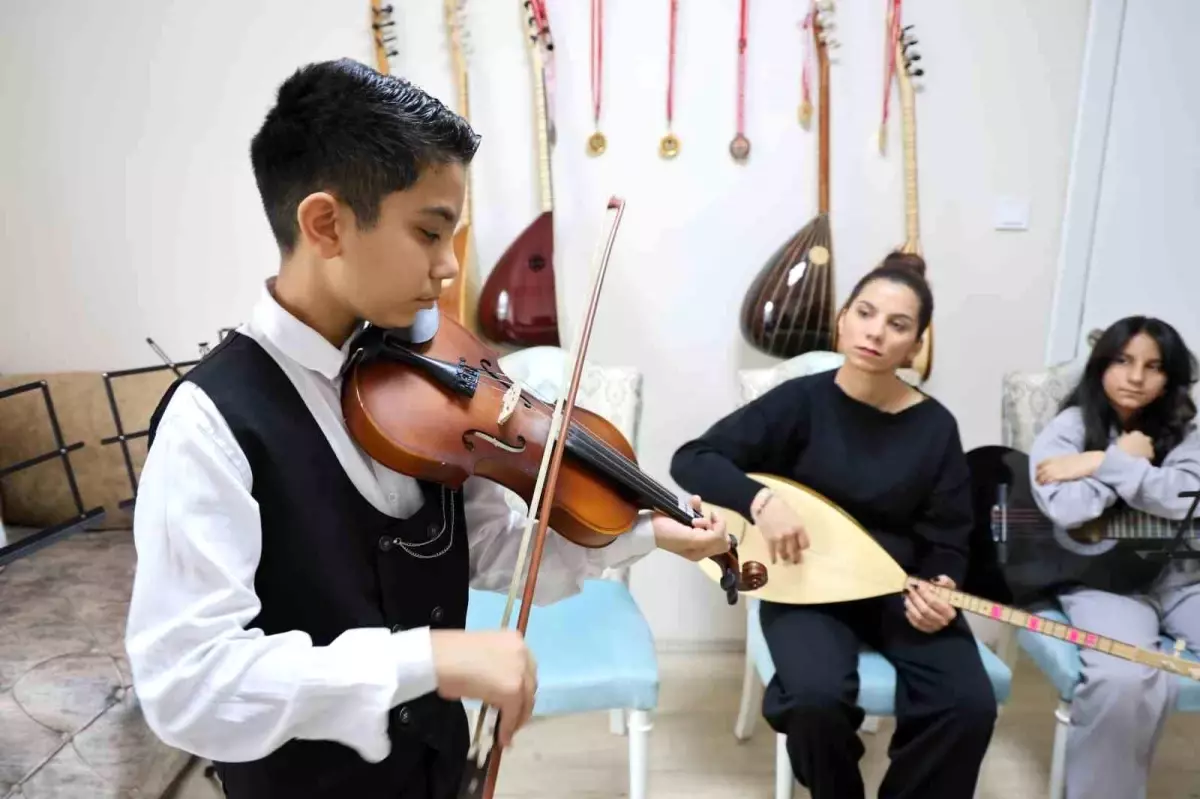 Depremden sonra müziğe sarılan anne çocuklarıyla üç enstrüman çalıyor