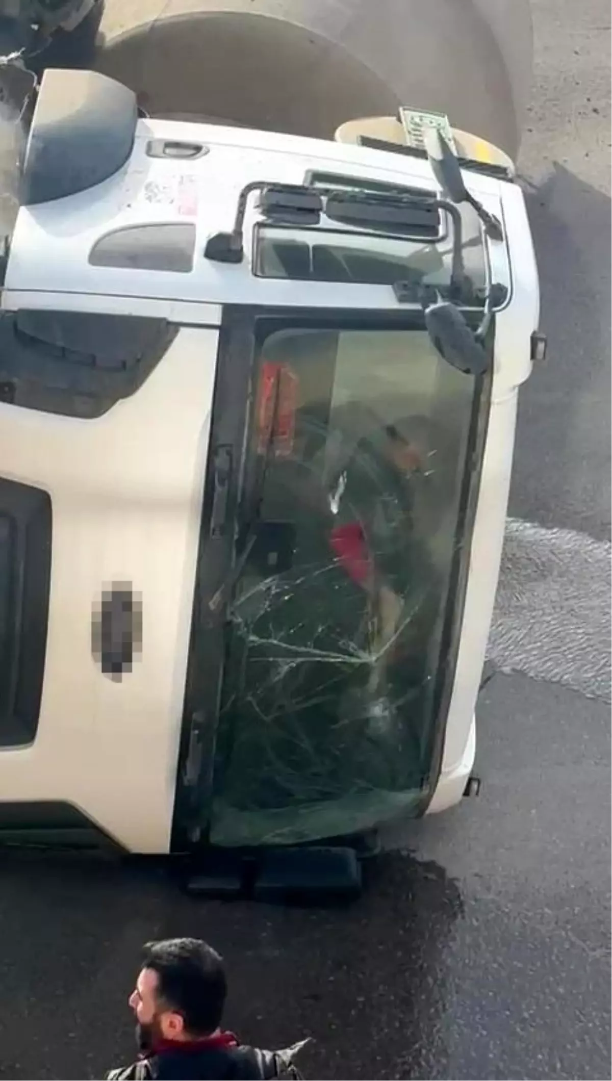 Devrilen beton mikserinin içinde mahsur kalan sürücü balyozla kendini kurtardı