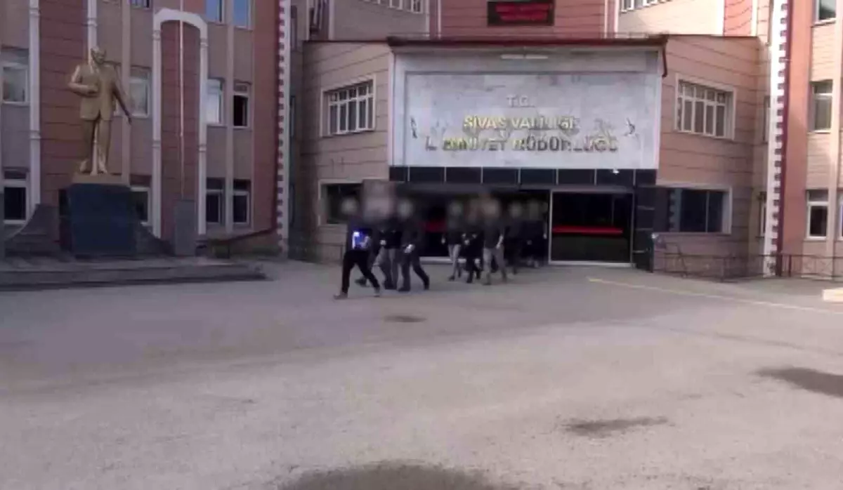 Dini istismar eden terör yapılanmasına eş zamanlı baskın: 4 tutuklama