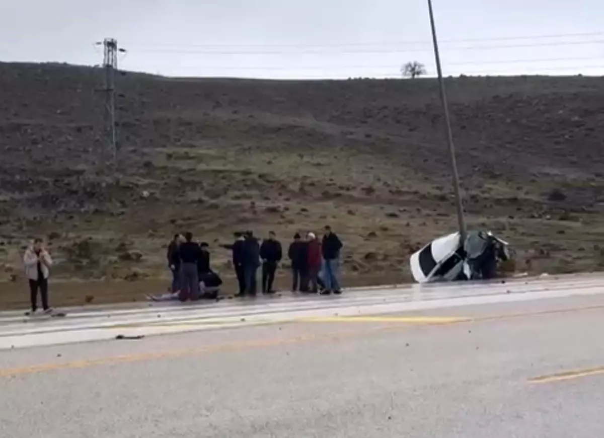 Direğe çarpan otomobil ikiye katlandı: 1 yaralı