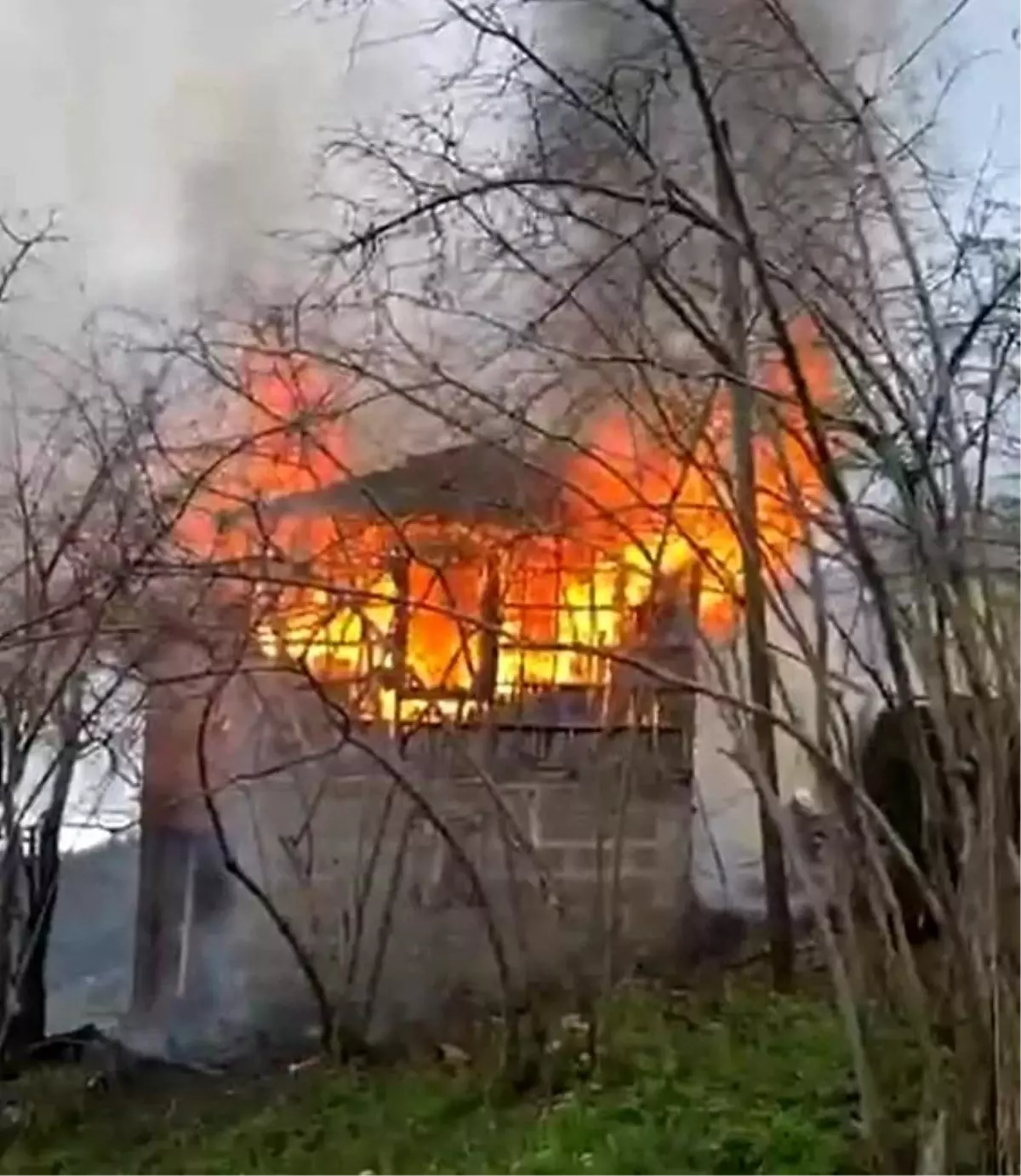 Giresun'da köy evinde çıkan yangında bir kişi hayatını kaybetti