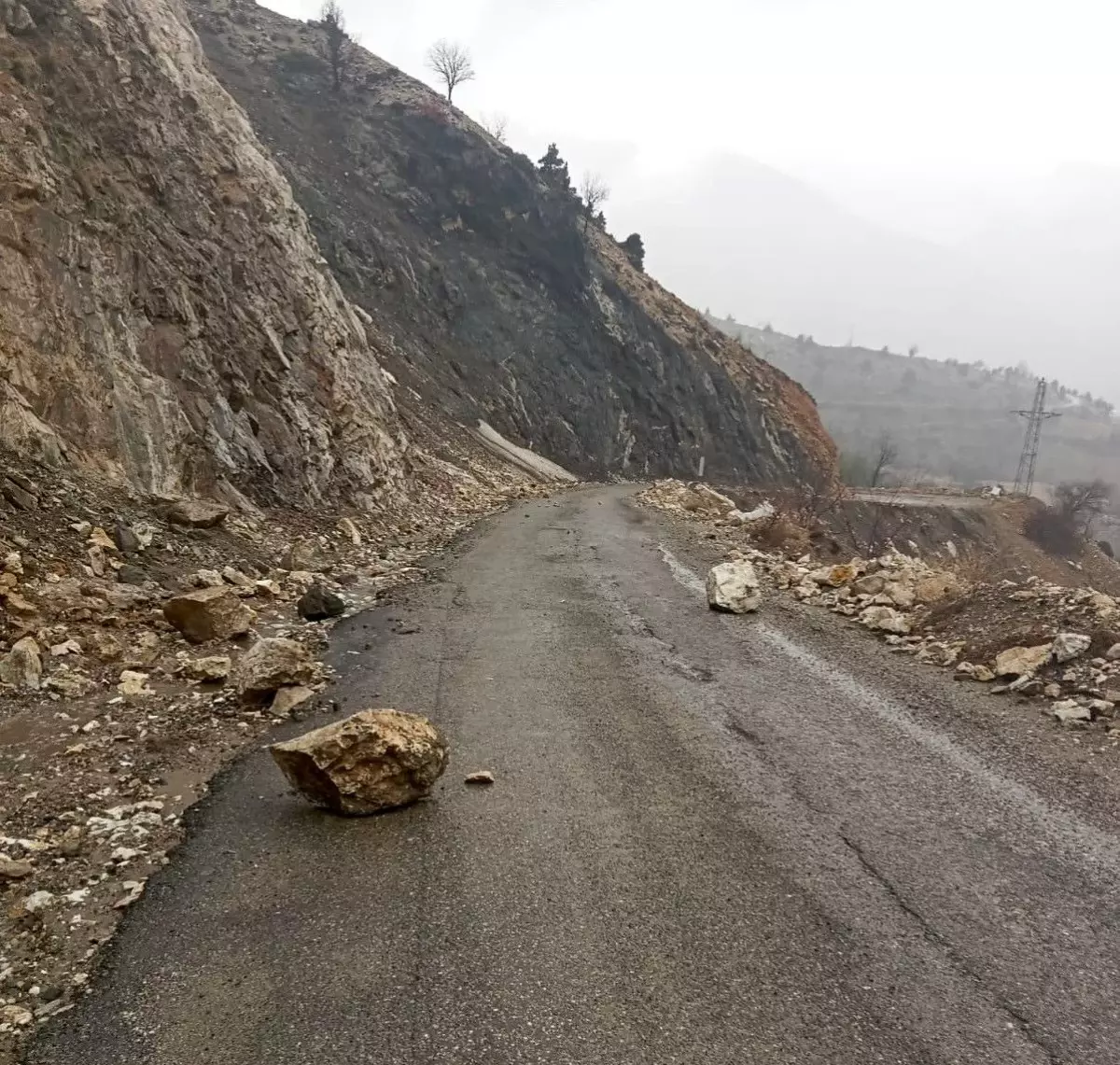 Gölbaşı ilçesinde korkutan heyelan