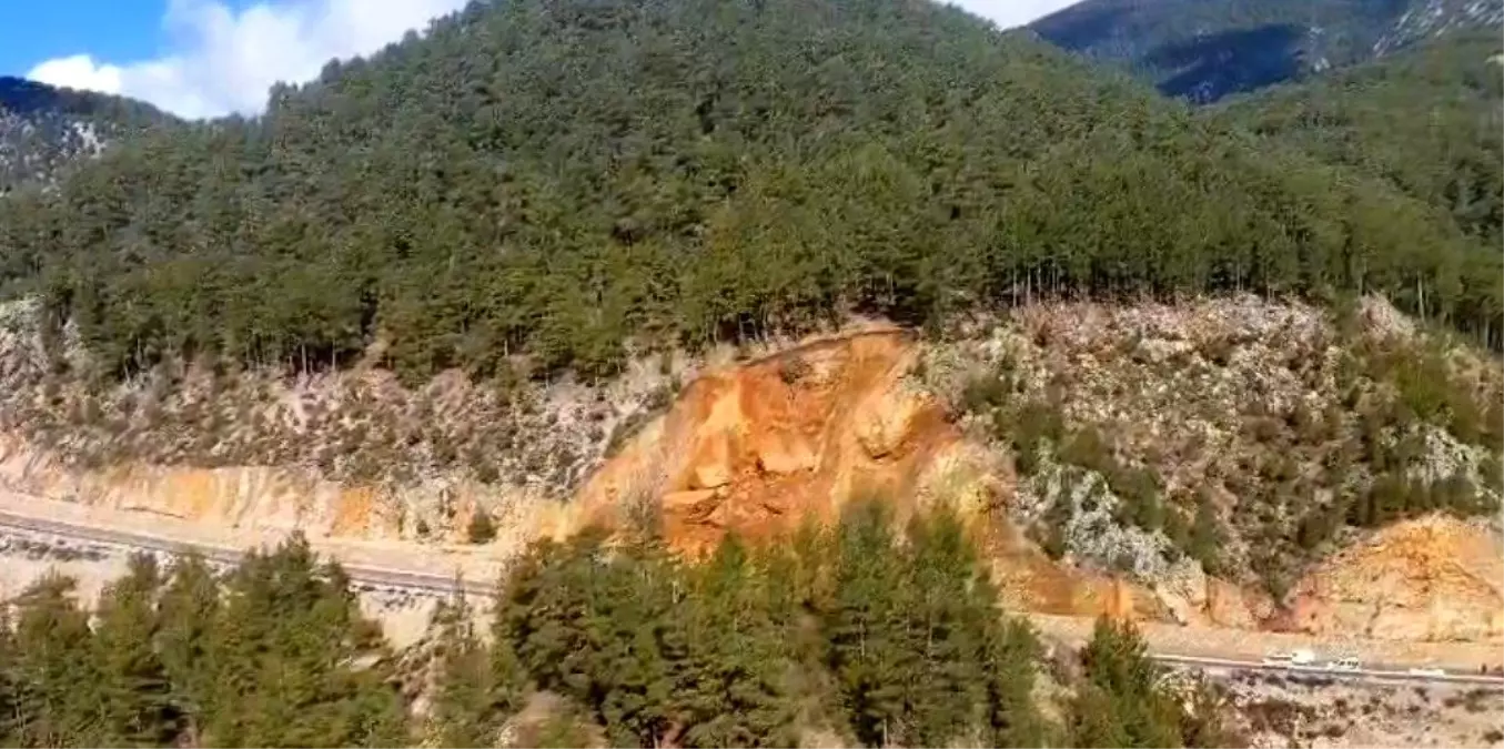 Gündoğmuş'ta toprak kayması: Ulaşıma kapanan yol, tek şeritten trafiğe açıldı