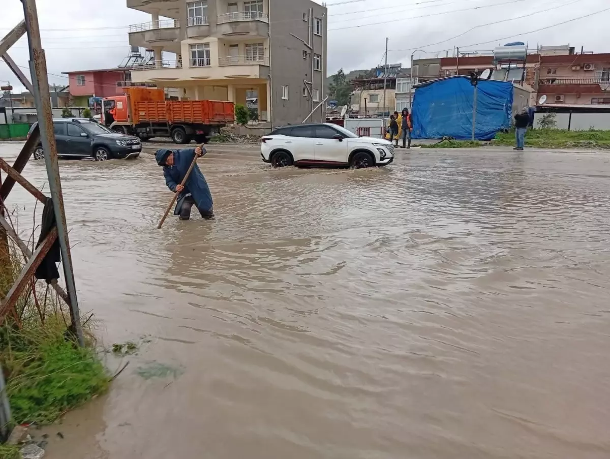 Hatay'da Sağanak Yağış Sele Yol Açtı