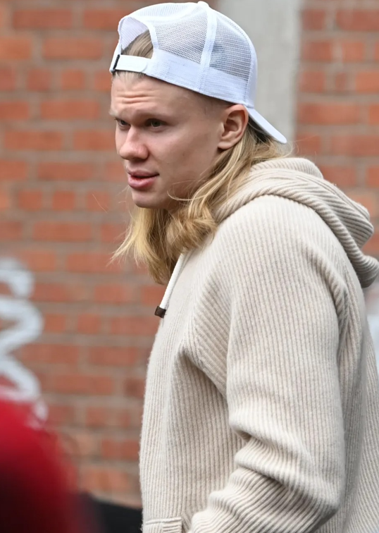 If he had a twin, he wouldn't look this much alike! Here is Erling Haaland's stunt double