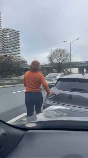 Kadın sürücü trafikte tartıştığı aracın camını yumruklayıp aynasını kırdı